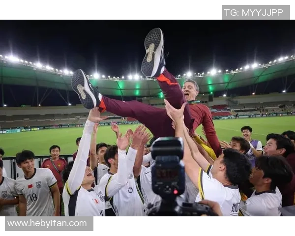 中国选手刷新亚洲跳远纪录 教练现场热泪盈眶见证历史时刻